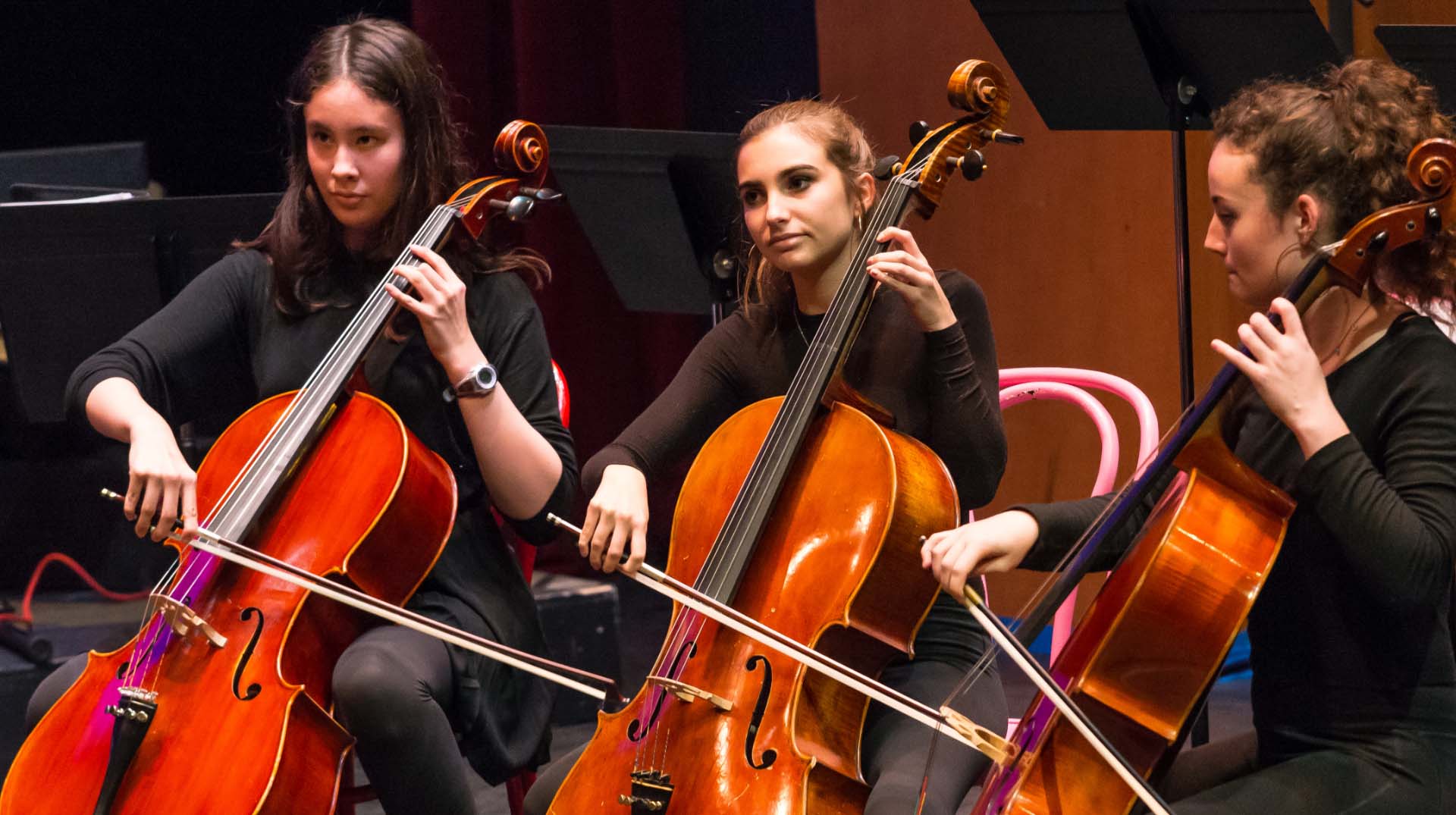 estudiantes que tocan el violonchelo